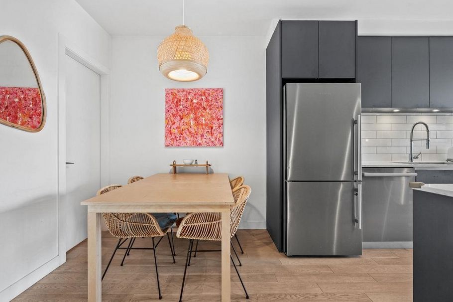 311 1647 E Pender Street Vancouver, BC - 4