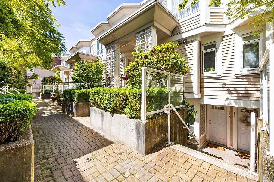 235 2565 W Broadway Vancouver, BC - 2