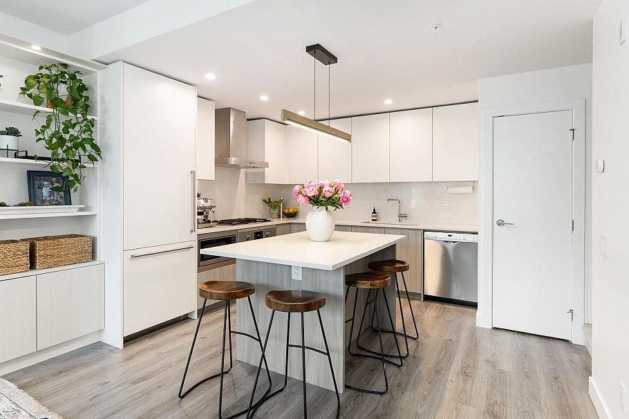 215 2060 Curling Road North Vancouver, BC - 10
