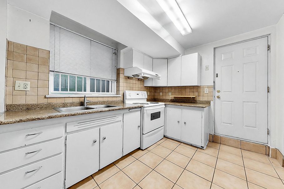 2514 E 27th Avenue Vancouver, BC - 17