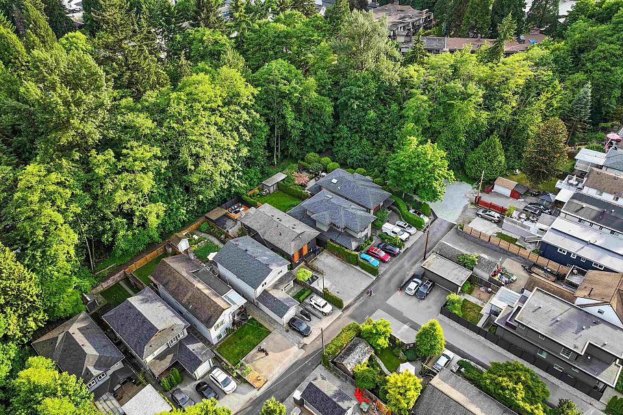 1430 Draycott Road North Vancouver, BC - 36