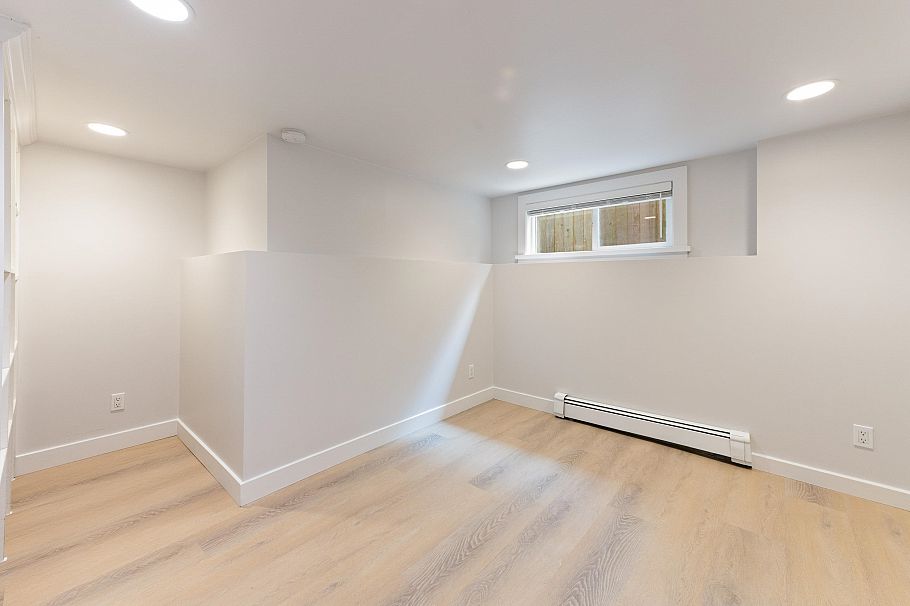 2744 W 10th Avenue Vancouver, BC - 18