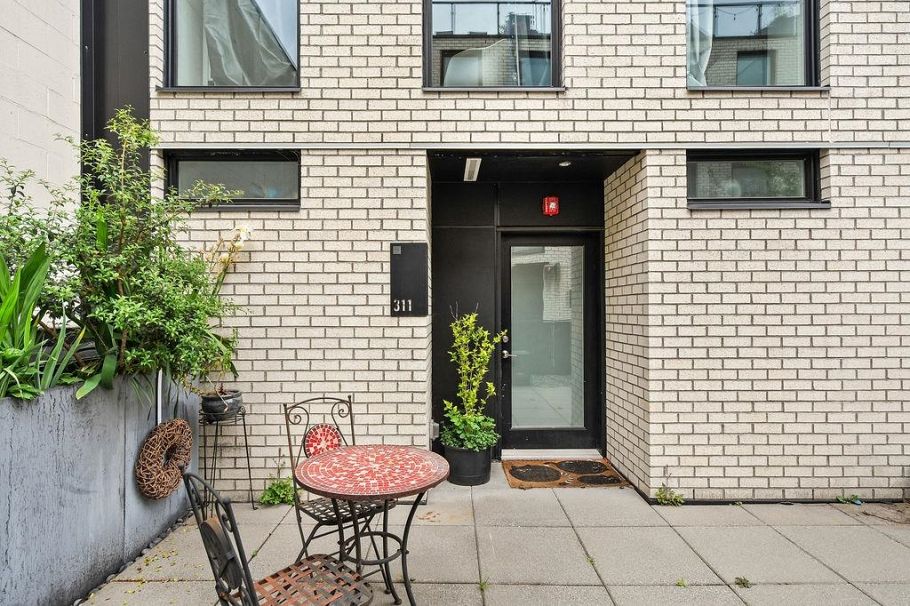 311 1647 E Pender Street Vancouver, BC - 1