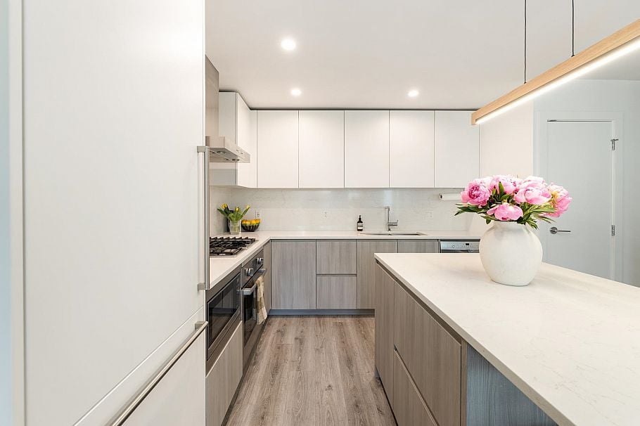 215 2060 Curling Road North Vancouver, BC - 15