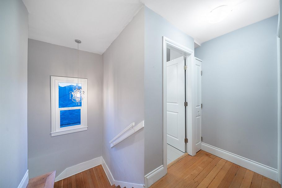 2528 Adanac Street Vancouver, BC - 23