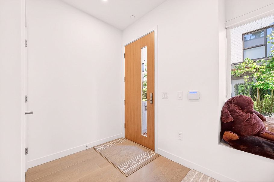 675 W 30th Avenue Vancouver, BC - 4