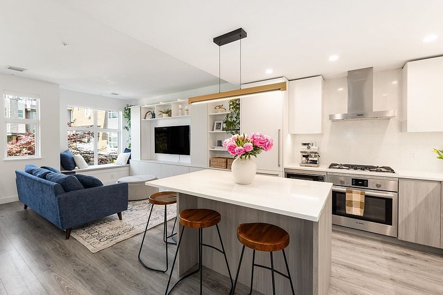 215 2060 Curling Road North Vancouver, BC - 13