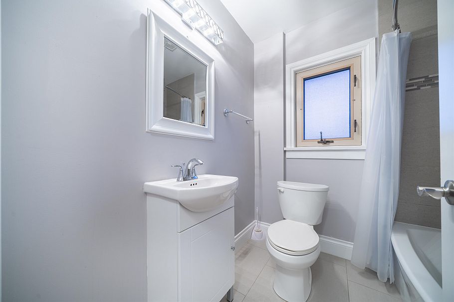 2528 Adanac Street Vancouver, BC - 24