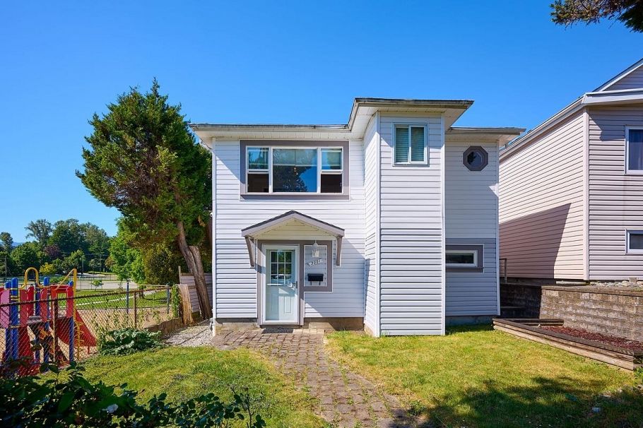 3081 E Georgia Street Vancouver, BC - 1