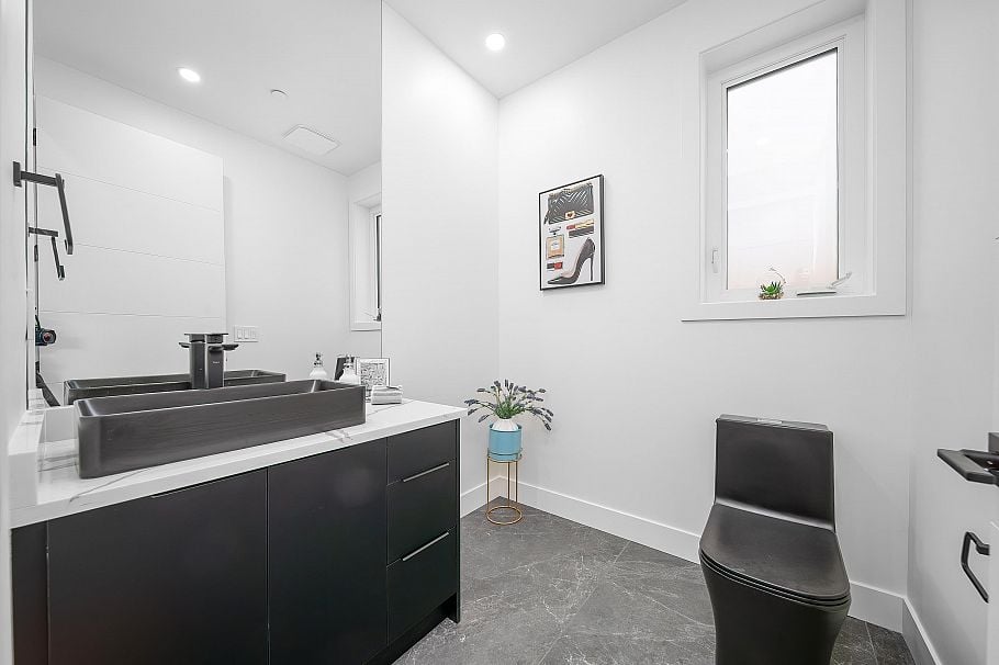 1 2777 E 27th Avenue Vancouver, BC - 25