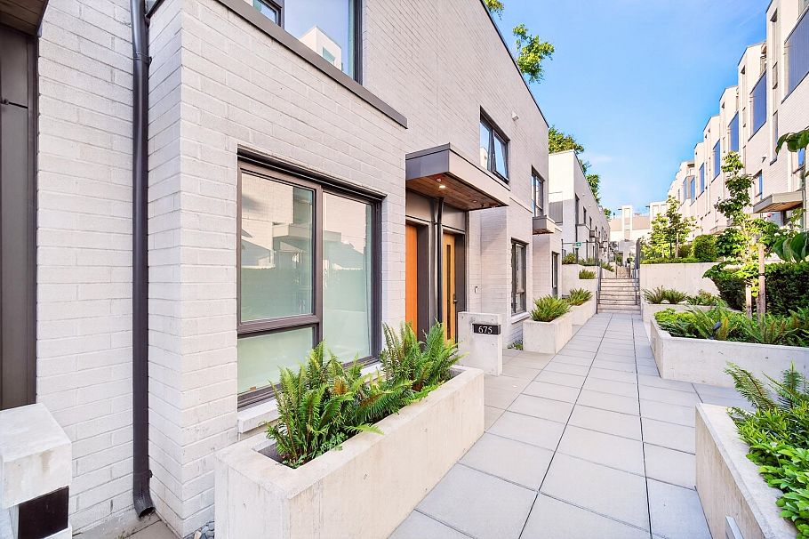 675 W 30th Avenue Vancouver, BC - 2