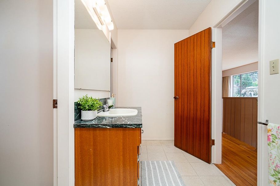 1634 Ross Road North Vancouver, BC - 16
