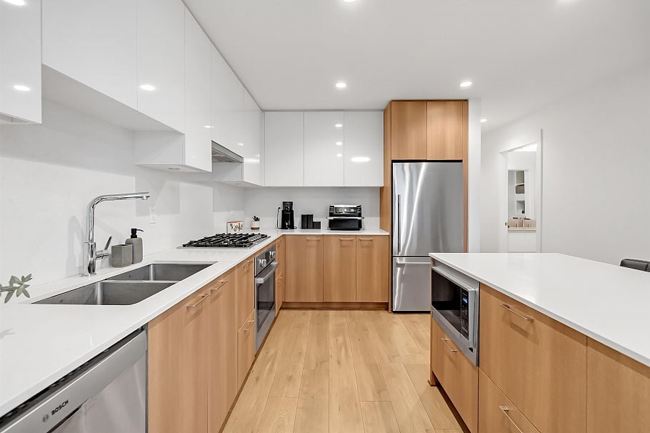 303 715 W 15 Street Street North Vancouver, BC - 4