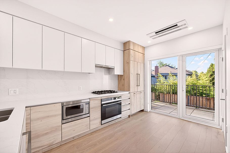 675 W 30th Avenue Vancouver, BC - 9