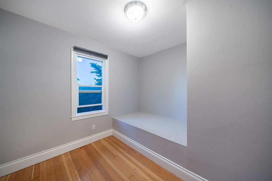 2528 Adanac Street Vancouver, BC - 21