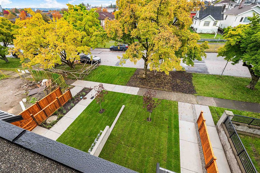 4 3065 Charles Street Vancouver, BC - 30