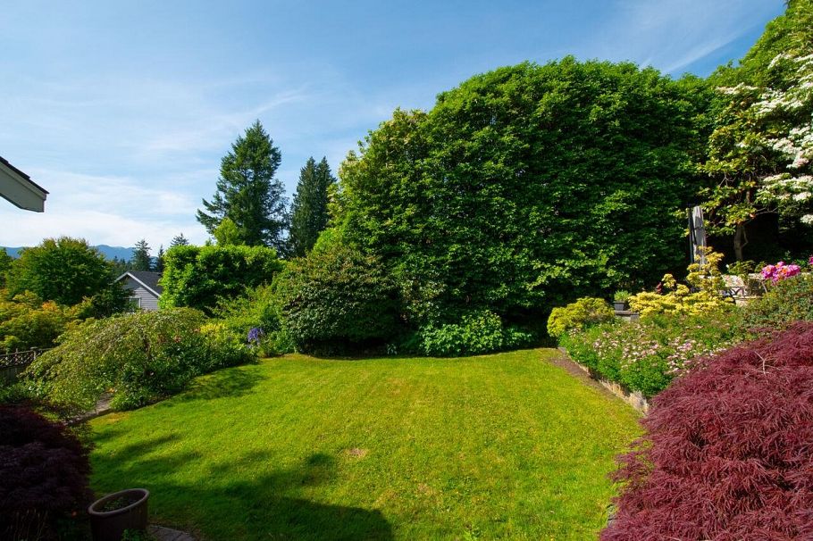 530 E Queens Road North Vancouver, BC - 31