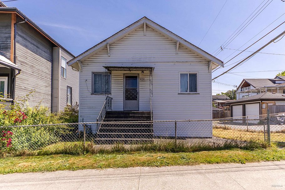 824 Semlin Drive Vancouver, BC - 1