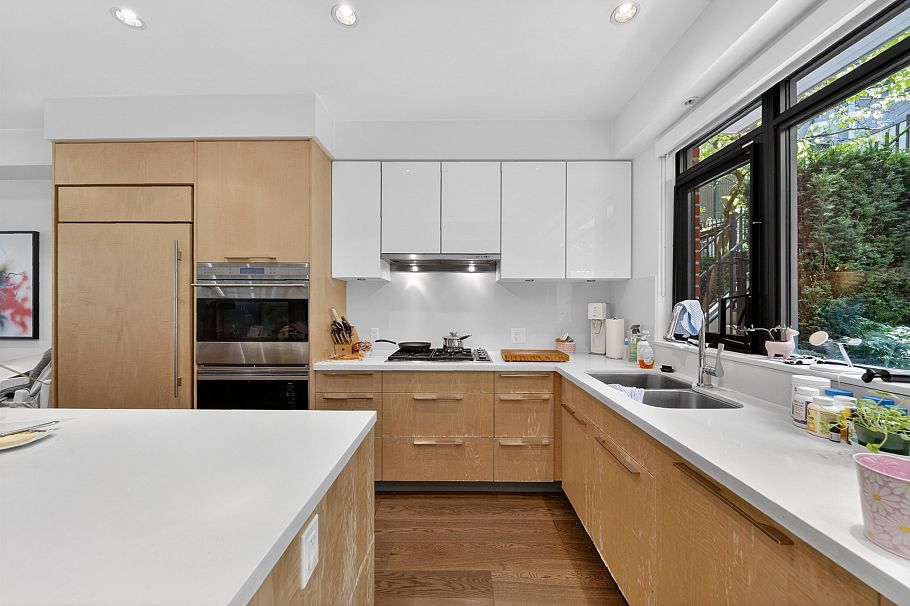 1088 W 7th Avenue Vancouver, BC - 18