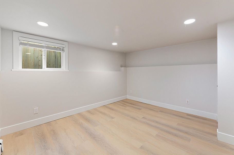 2744 W 10th Avenue Vancouver, BC - 20