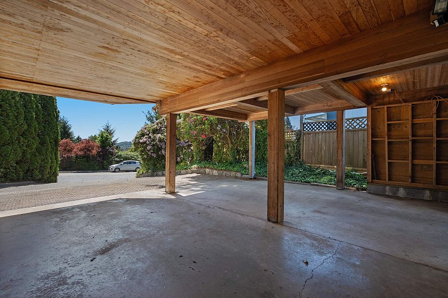 697 Plymouth Drive North Vancouver, BC - 39