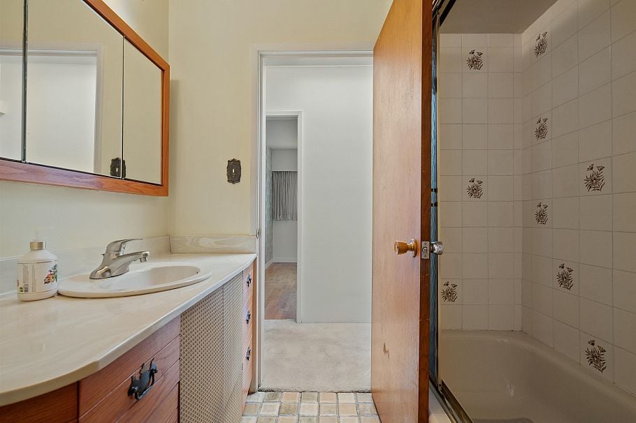 697 Plymouth Drive North Vancouver, BC - 26