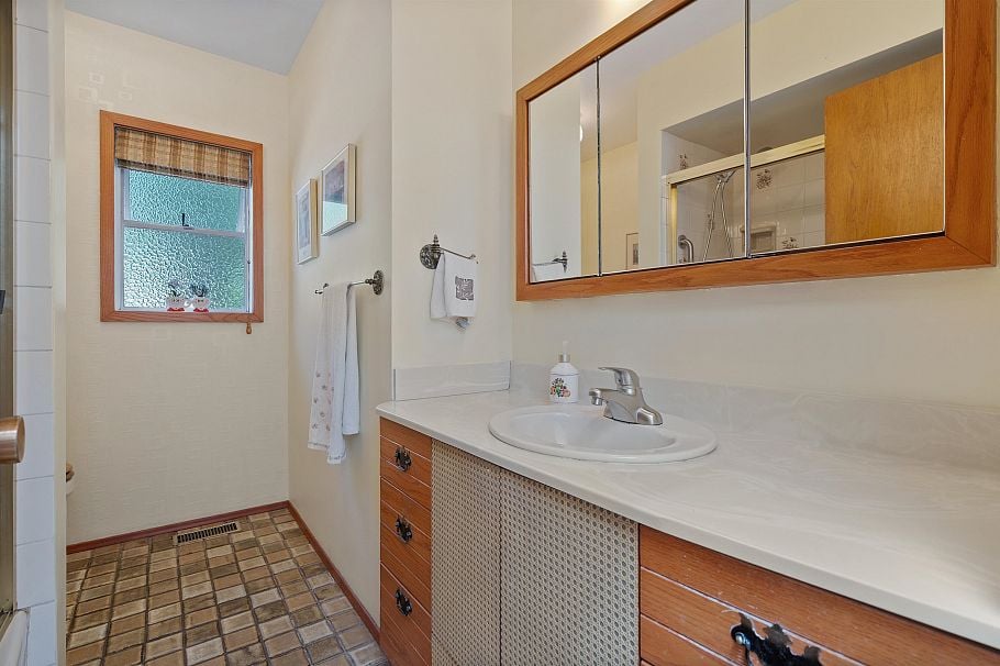 697 Plymouth Drive North Vancouver, BC - 27