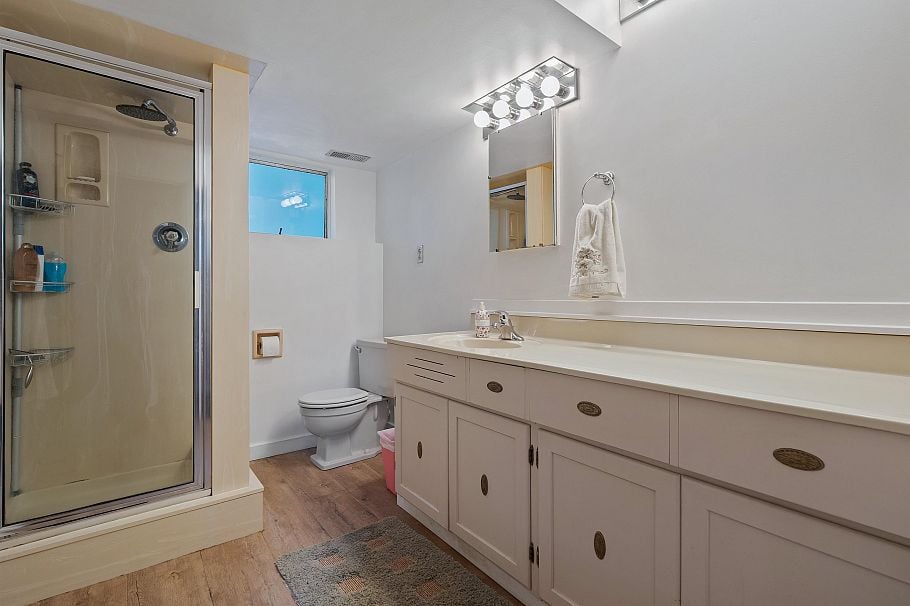 697 Plymouth Drive North Vancouver, BC - 32
