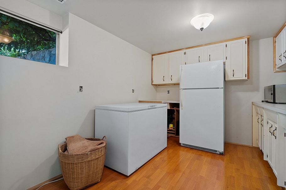 697 Plymouth Drive North Vancouver, BC - 34