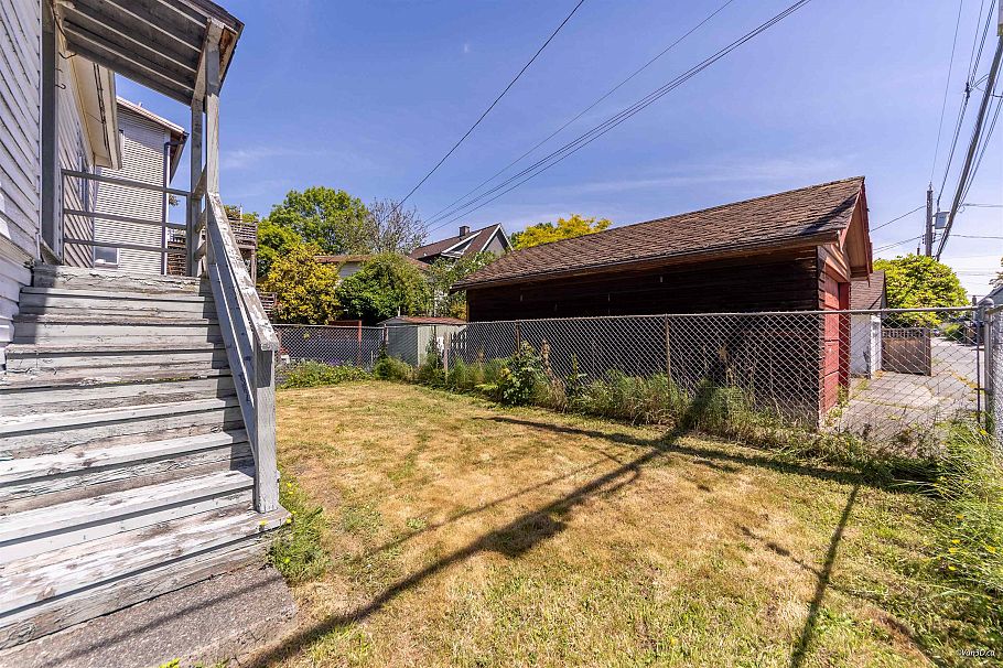 824 Semlin Drive Vancouver, BC - 24