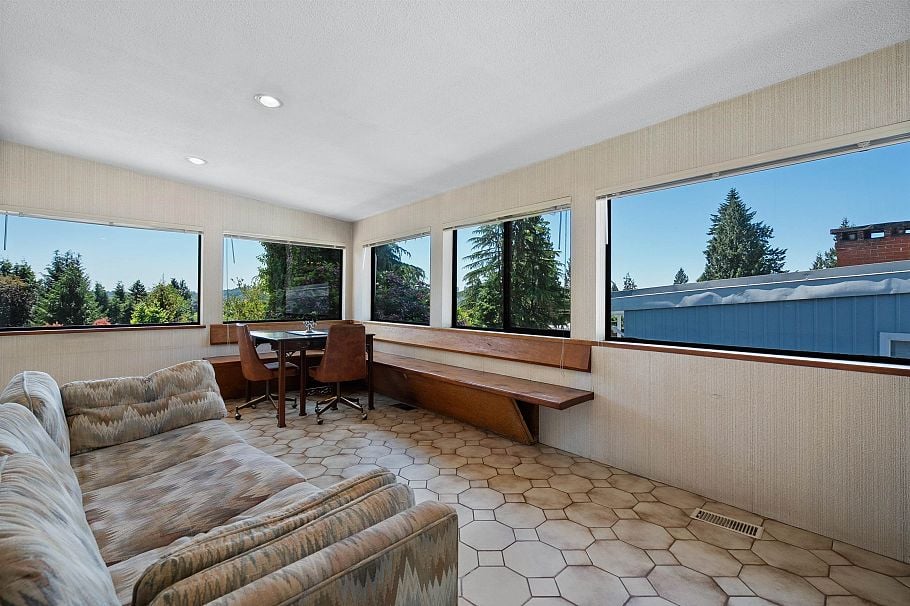 697 Plymouth Drive North Vancouver, BC - 19