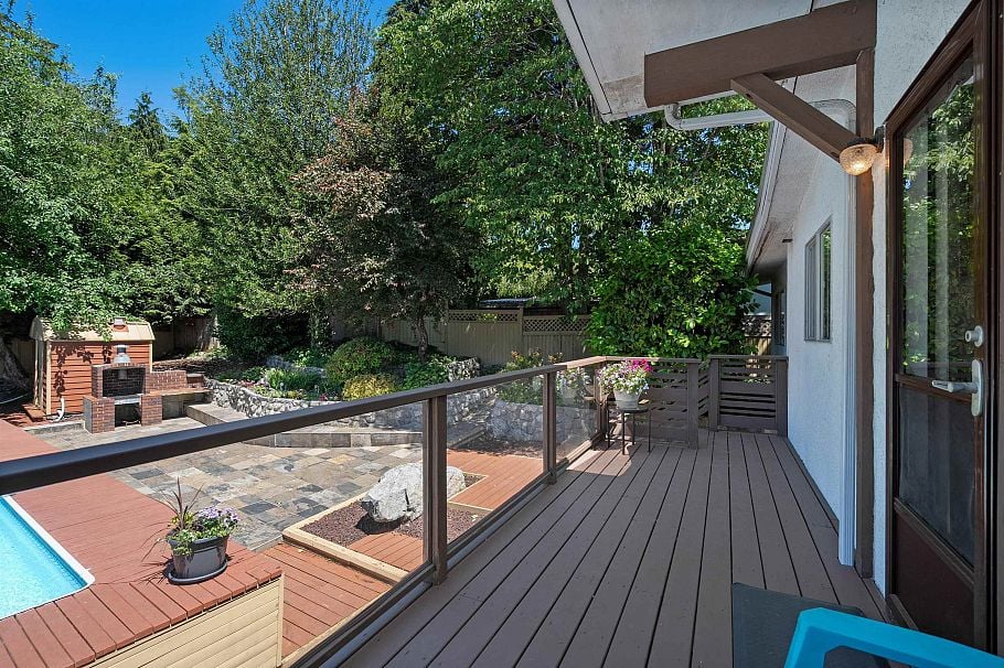 697 Plymouth Drive North Vancouver, BC - 36