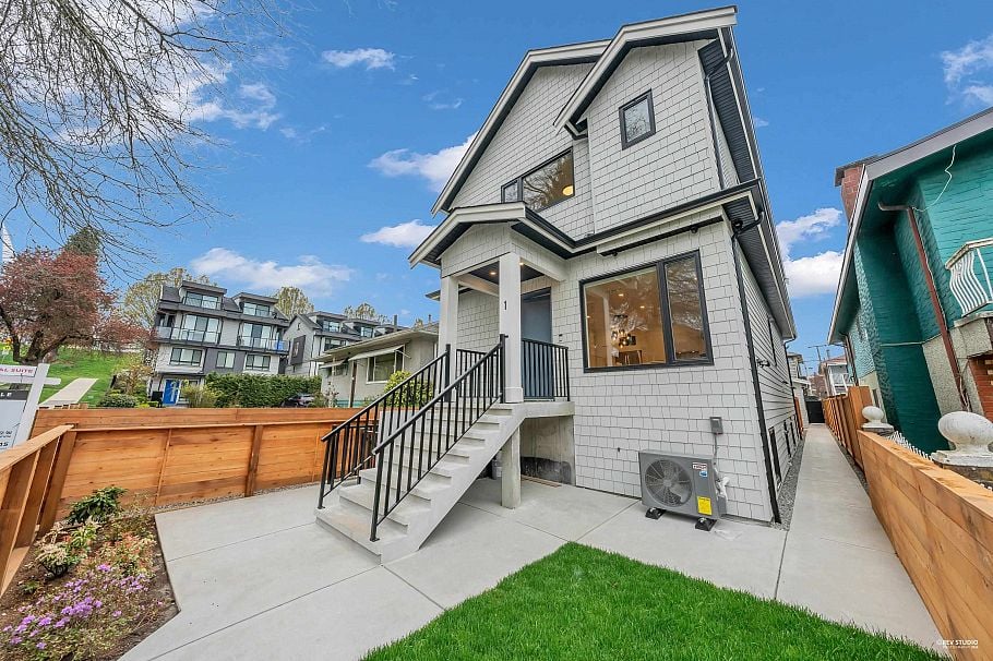 2715 Cheyenne Avenue Vancouver, BC - 1
