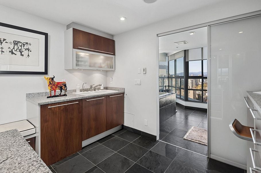 2301 909 Burrard Street Vancouver, BC - 11