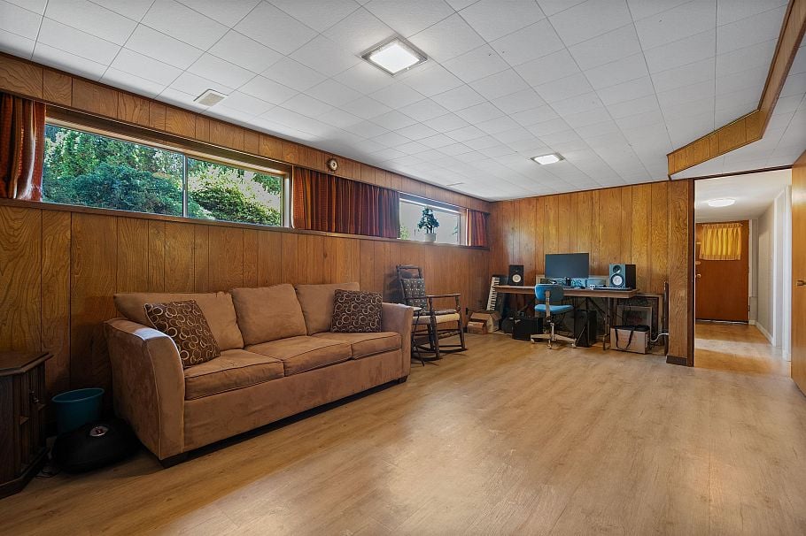 697 Plymouth Drive North Vancouver, BC - 30