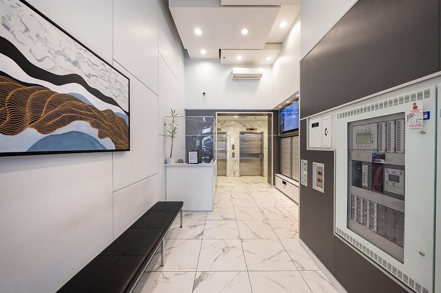 801 480 Robson Street Vancouver, BC - 2