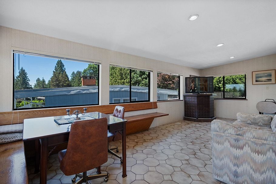 697 Plymouth Drive North Vancouver, BC - 18