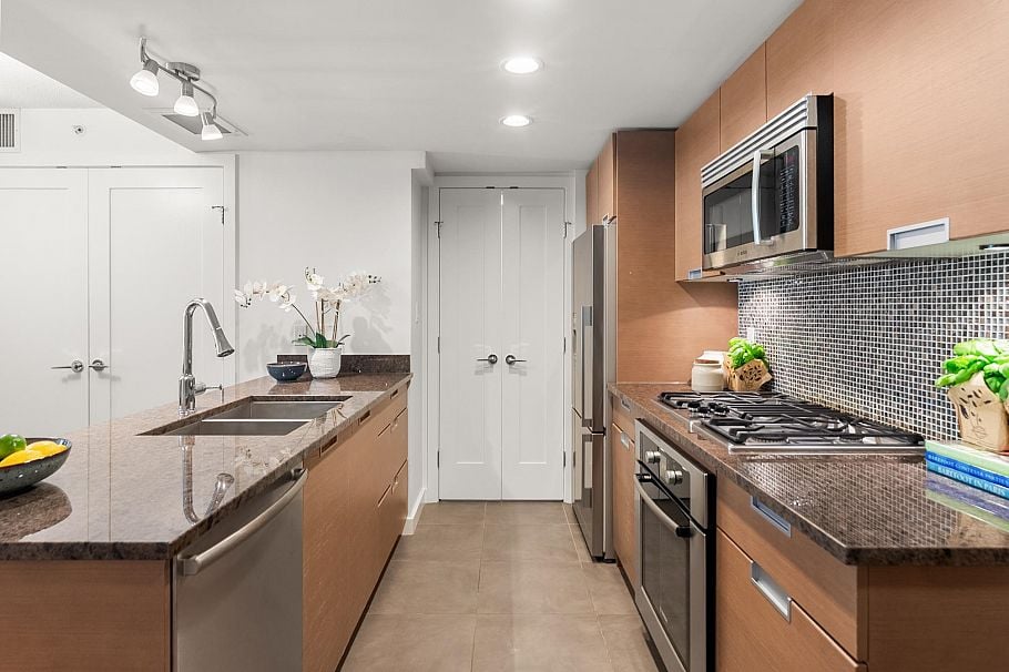 302 2507 Maple Street Vancouver, BC - 2