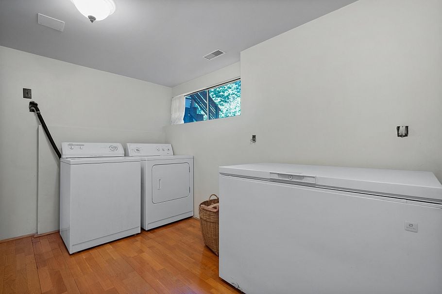 697 Plymouth Drive North Vancouver, BC - 33