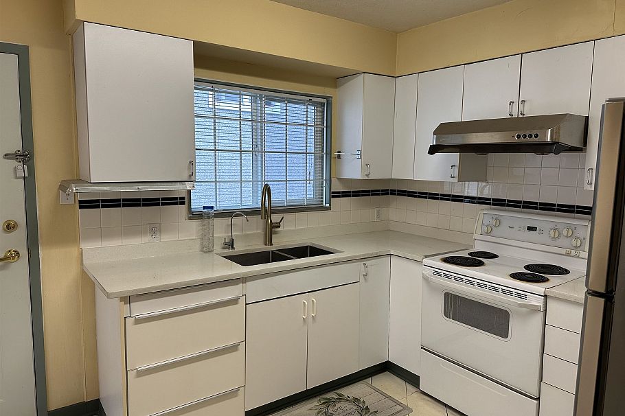 7223 Gladstone Street Vancouver, BC - 4