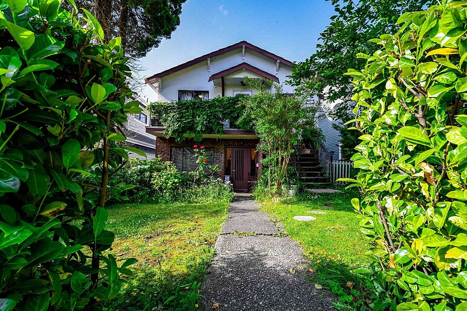 3439 Dundas Street Vancouver, BC - 1