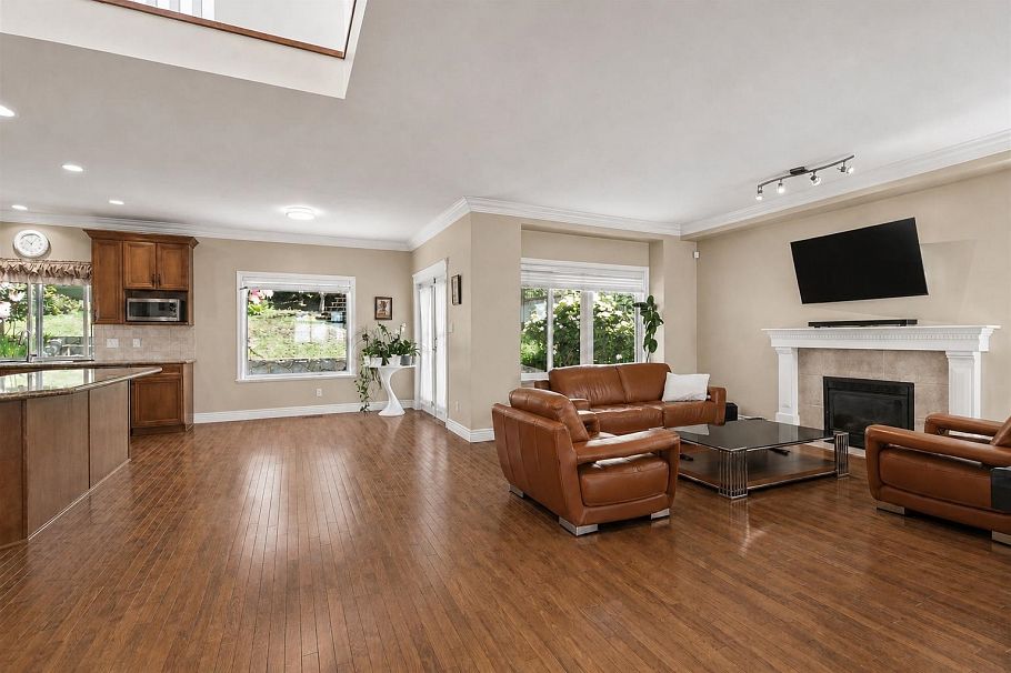 3782 Lonsdale Avenue North Vancouver, BC - 4