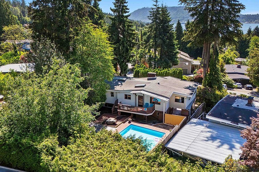 697 Plymouth Drive North Vancouver, BC - 3