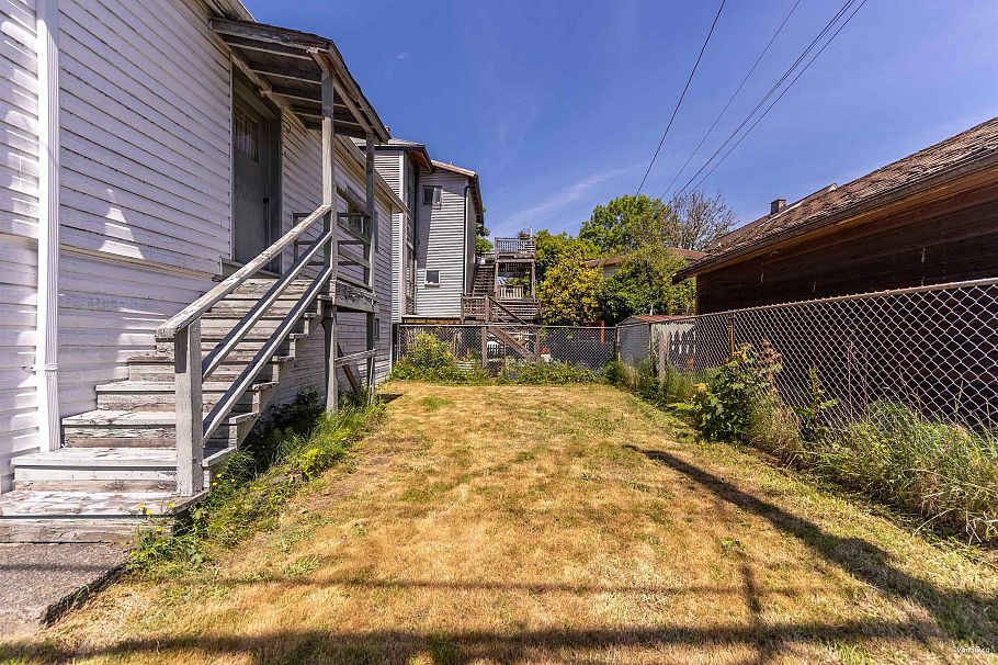 824 Semlin Drive Vancouver, BC - 23