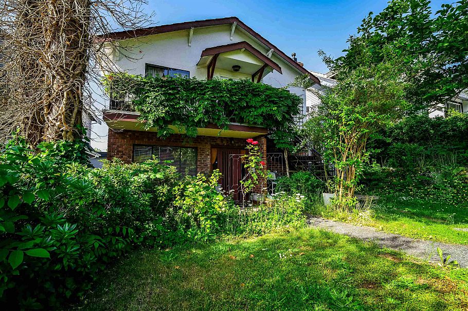 3439 Dundas Street Vancouver, BC - 2