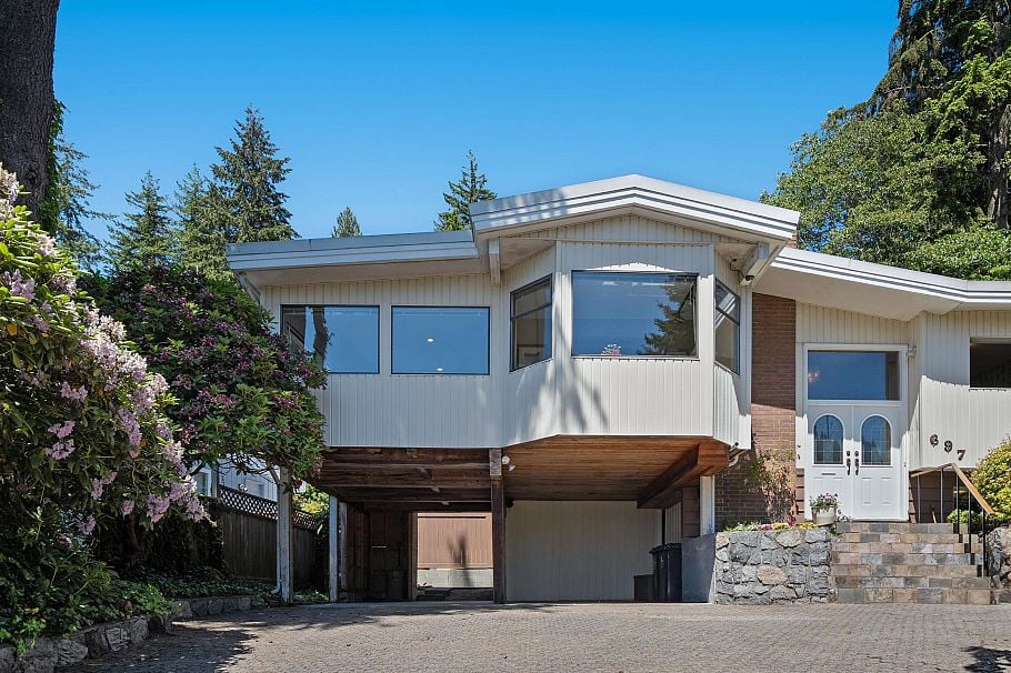 697 Plymouth Drive North Vancouver, BC - 1