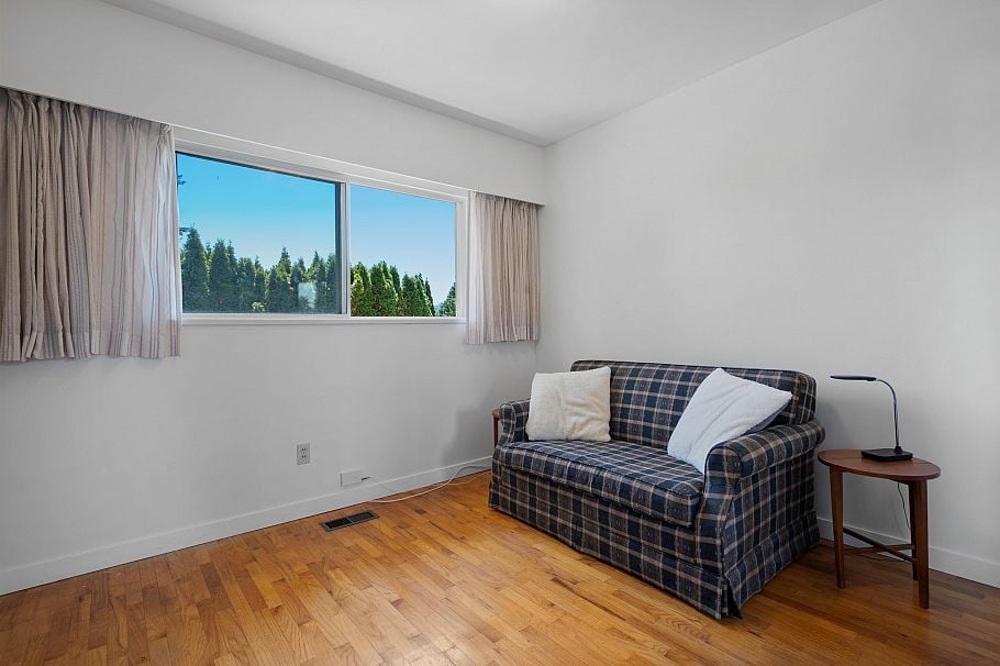 697 Plymouth Drive North Vancouver, BC - 24