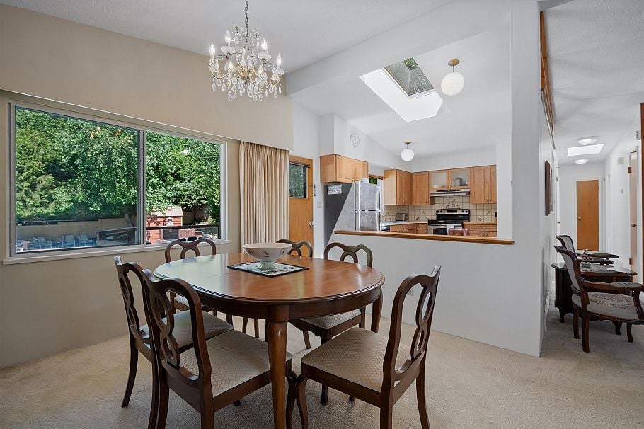 697 Plymouth Drive North Vancouver, BC - 10