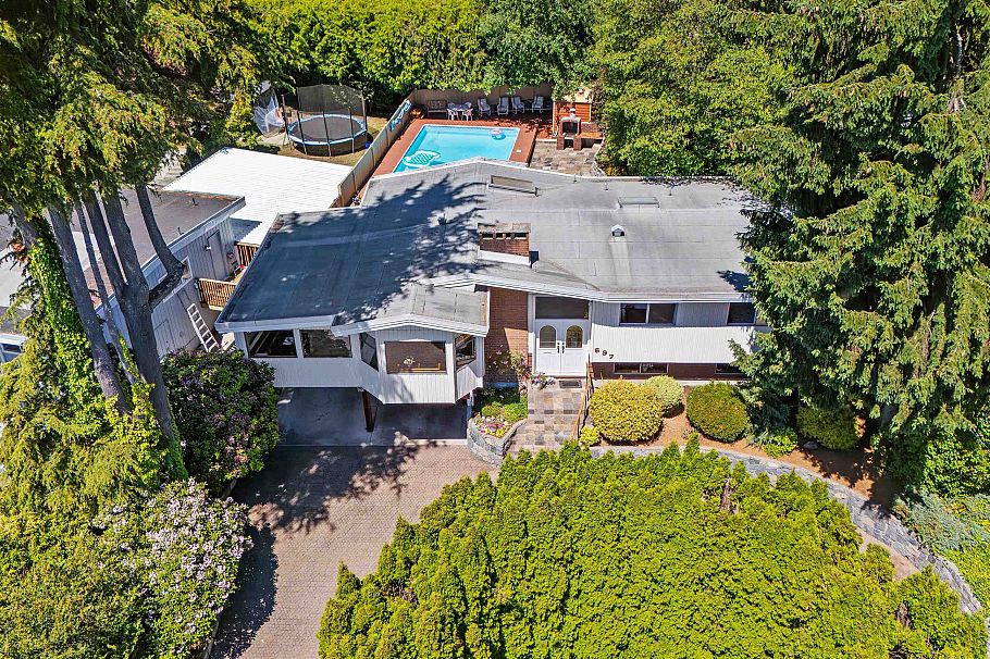 697 Plymouth Drive North Vancouver, BC - 2
