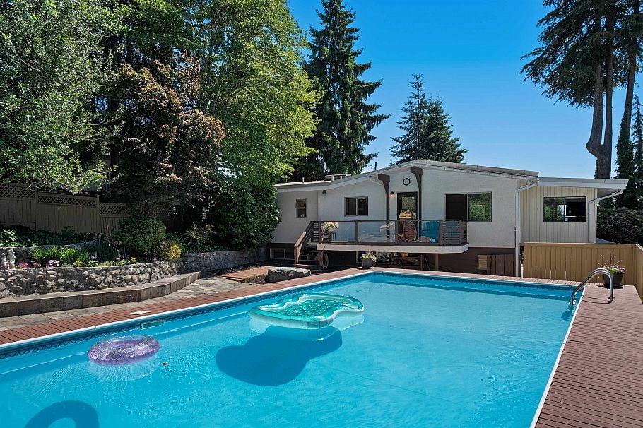 697 Plymouth Drive North Vancouver, BC - 35